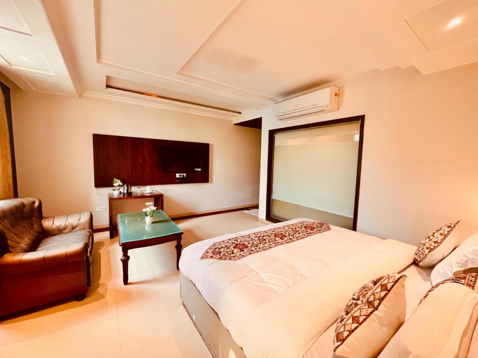 Hotel Bhoomivilas Agra  Buitenkant foto